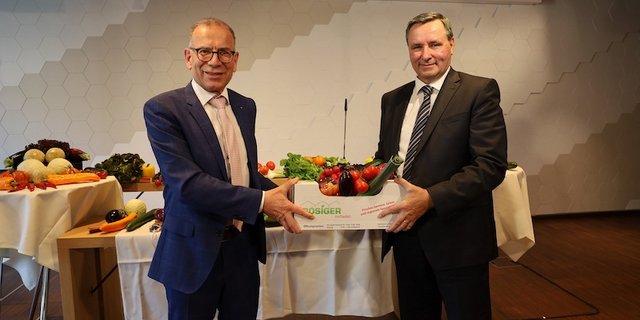 Hannes Germann (links) übergibt das Präsidentenamt an Werner Salzmann. (Bild VSGP)