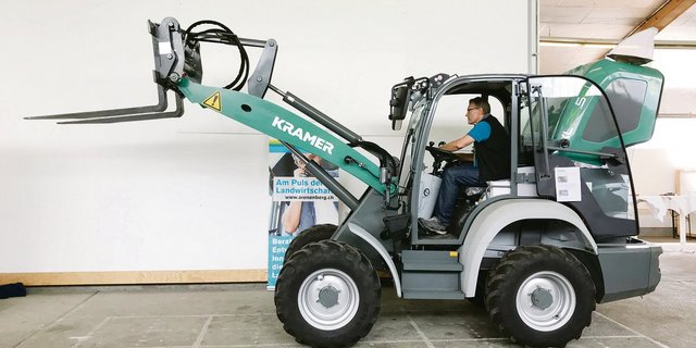 Bernhard Müller vom BBZ Arenenberg führte den elektrischen Radlader Kramer KL 25.5e vor. Dieser kommt auf der Swiss Future Farm in Tänikon zum Einsatz.(Bilder Alexandra Stückelberger)
