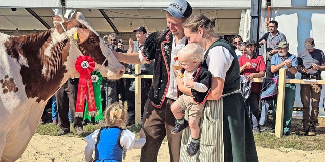 Viehzucht ist Familiensache: Die Jüngsten führten nicht nur Kälber vor, sie feierten auch die Missen. Miss der Red Holstein und Holstein: Steffen-Gene Evert Wina von Markus und Christoph Steffen.