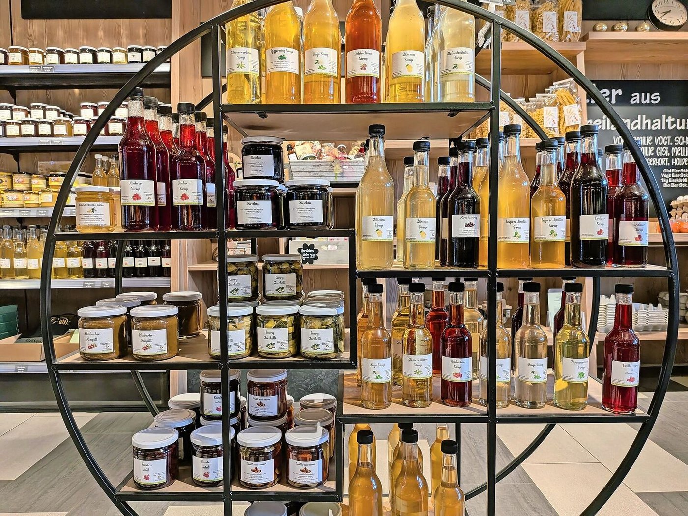 Gemüse und Obst verkauft Familie Suter im Hofladen auch eingemacht und konserviert. So kann selbst eine grosse Ernte verwertet werden.  