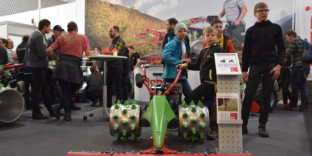 Gross und klein bestaunen den Rapid-Hangmäher. (Bild Jasmine Baumann)