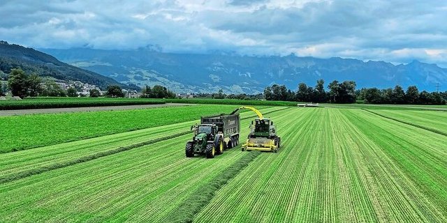 Die Erntefenster für den fünften Schnitt sind kurz. Alle geben Gas: Sie mähen, wenden, schwaden und füllen den Ladewagen. 