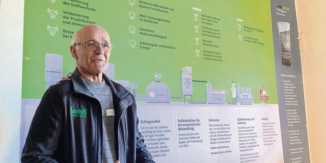 Urs Holzmann, Leiter Produktion bei Landi Luzern-West, erläuterte den Herstellungsprozess für Tradilin. 