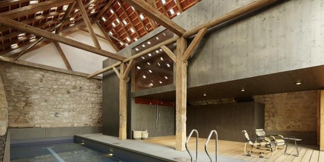 Was gäbe es Schöneres als einen Indoor-Swimmingpool? (Screenshot houzzrenovieren.website)