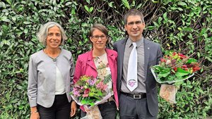 Blumen für die Dame und den Herrn: ODA-Sekretärin Petra Sieghart mit der neuen Präsidentin Carine Théraulaz und Vorgänger Löic Bardet.