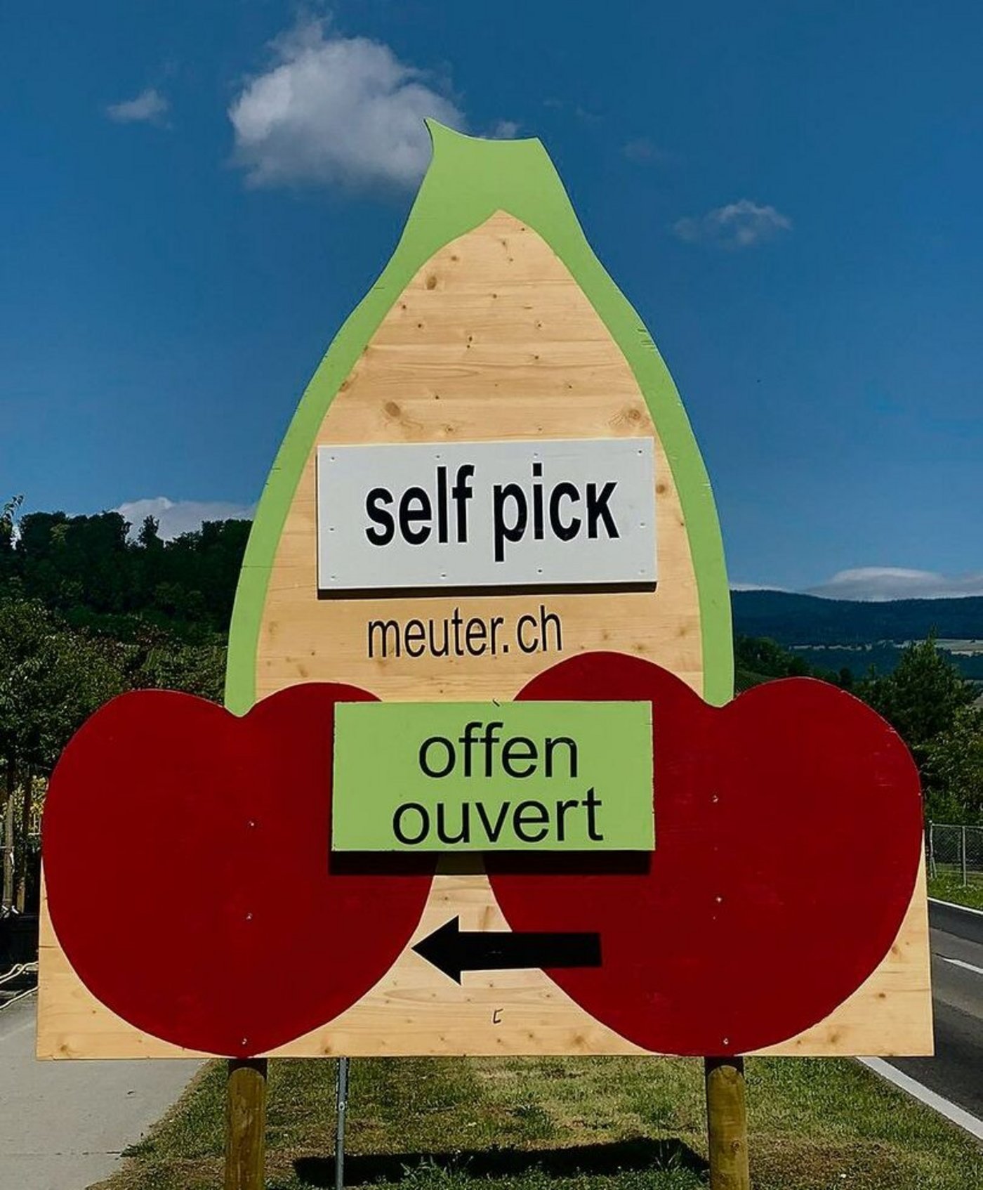 Ein grosses aufsehenerregendes Hofschild muss sein. Gut einsichtig von der Strasse aus, aber ohne den Verkehr zu behindern beziehungsweise die Sicht zu versperren. 