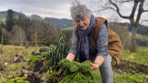 Susanne Schütz mischt Pflanzenkohle mit fermentierten Reststoffen und ist vom Effekt in ihrem Gemüsegarten begeistert.