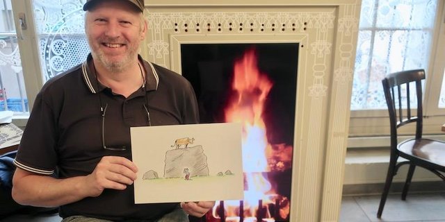 Illustrator Daniel Frick brachte zum Gespräch mit der BauernZeitung ein Original-Bild aus dem neusten Globi-Buch mit. (Bild Esther Thalmann)