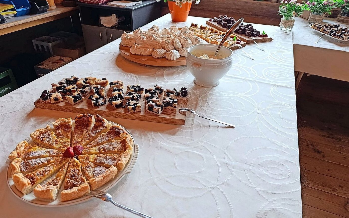 Geschlossene Gesellschaft: Das Dessertbuffet einer Geburtstagsfeier mit Spezialitäten von der Site Alp.