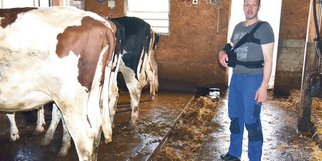 Beat Wanzenried aus Mirchel versteht die Welt nicht mehr, als ihm der KUL-Kontrolleur wegen der unbedeckten Schubstangenentmistung einen Rapport machte. (Bilder Peter Fankhauser)