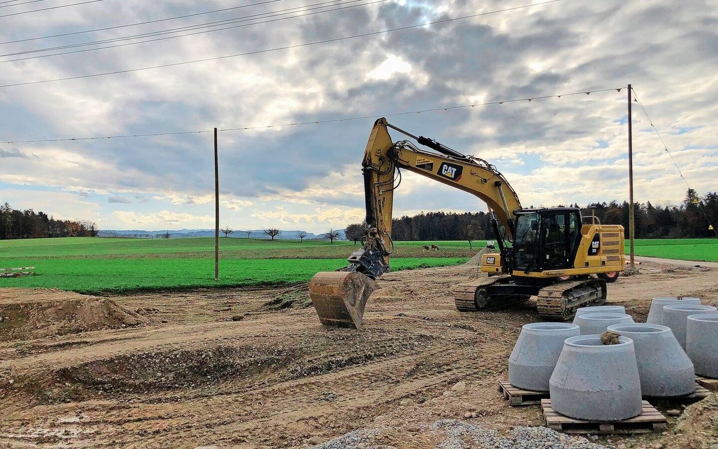 Wenn die Bagger auffahren, um Schächte, Durchleitungen oder Strassen zu bauen, geht oft wertvolles Kulturland verloren. Der Kulturlandverlust und -schaden muss entschädigt werden. 
