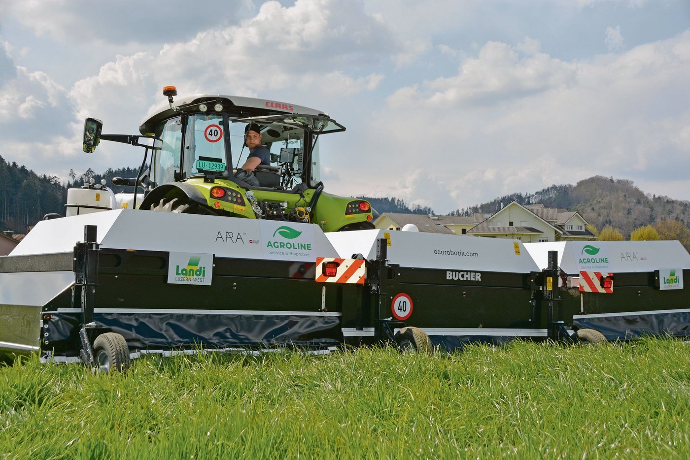 Künstliche Intelligenz sorgt dafür, das dieses 6 m breite Anbaugerät mit 7 km/h über das Feld gezogen werden kann und dabei jede Blacke behandelt wird.   (Bild Armin Emmenegger)