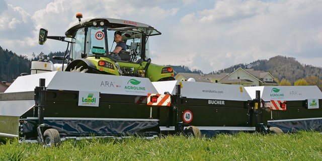 Künstliche Intelligenz sorgt dafür, das dieses 6 m breite Anbaugerät mit 7 km/h über das Feld gezogen werden kann und dabei jede Blacke behandelt wird.   (Bild Armin Emmenegger)