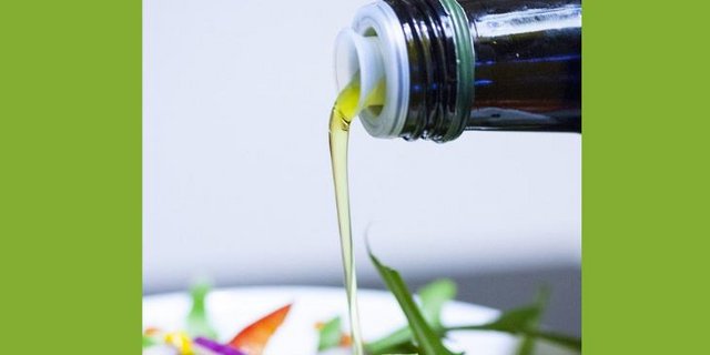 Rapsöl eignet sich für die warme, kalte und heisse Küche, ist einheimisch und wird von Schweizerinnen und Schweizern geschätzt. (Bild Skica91/Pixabay) 