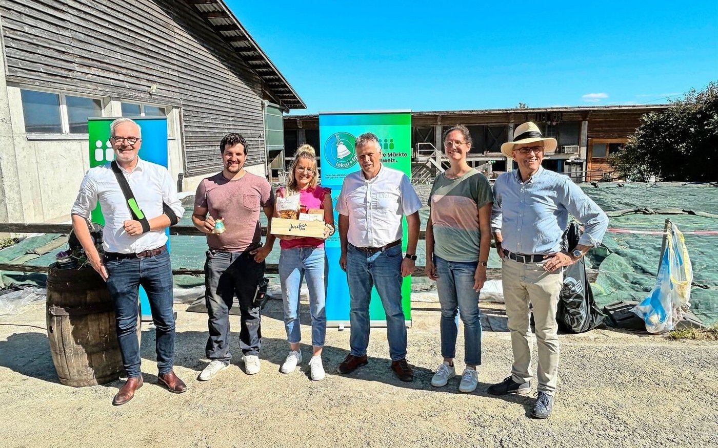 Die Beteiligten am Aktionstag: Stadtrat Andreas Hauri, das Pächterpaar Jann Deflorin und Aline Tüfer, Bernhard Koch von Grün Stadt Zürich sowie Stéphanie Lichtsteiner und Stefan Flückiger von Faire Märkte Schweiz (v. l.). 