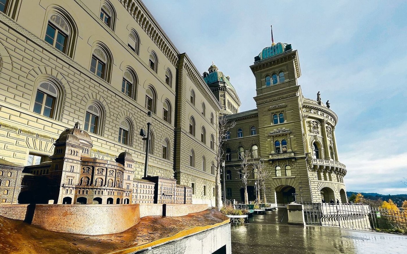 Das Bundeshaus und sein Modell für Blinde und Sehbehinderte: Der Bund erwägt, die AP mit einer stärker zielorientierten Politik greifbarer zum machen.