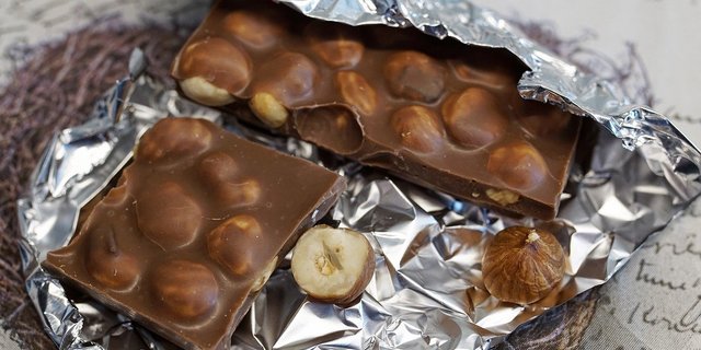 Seit dem 22. Mai 2020 kann man die erste Schokolade mit Haselnüssen aus der Schweiz kaufen. (Symbolbild Pixabay)