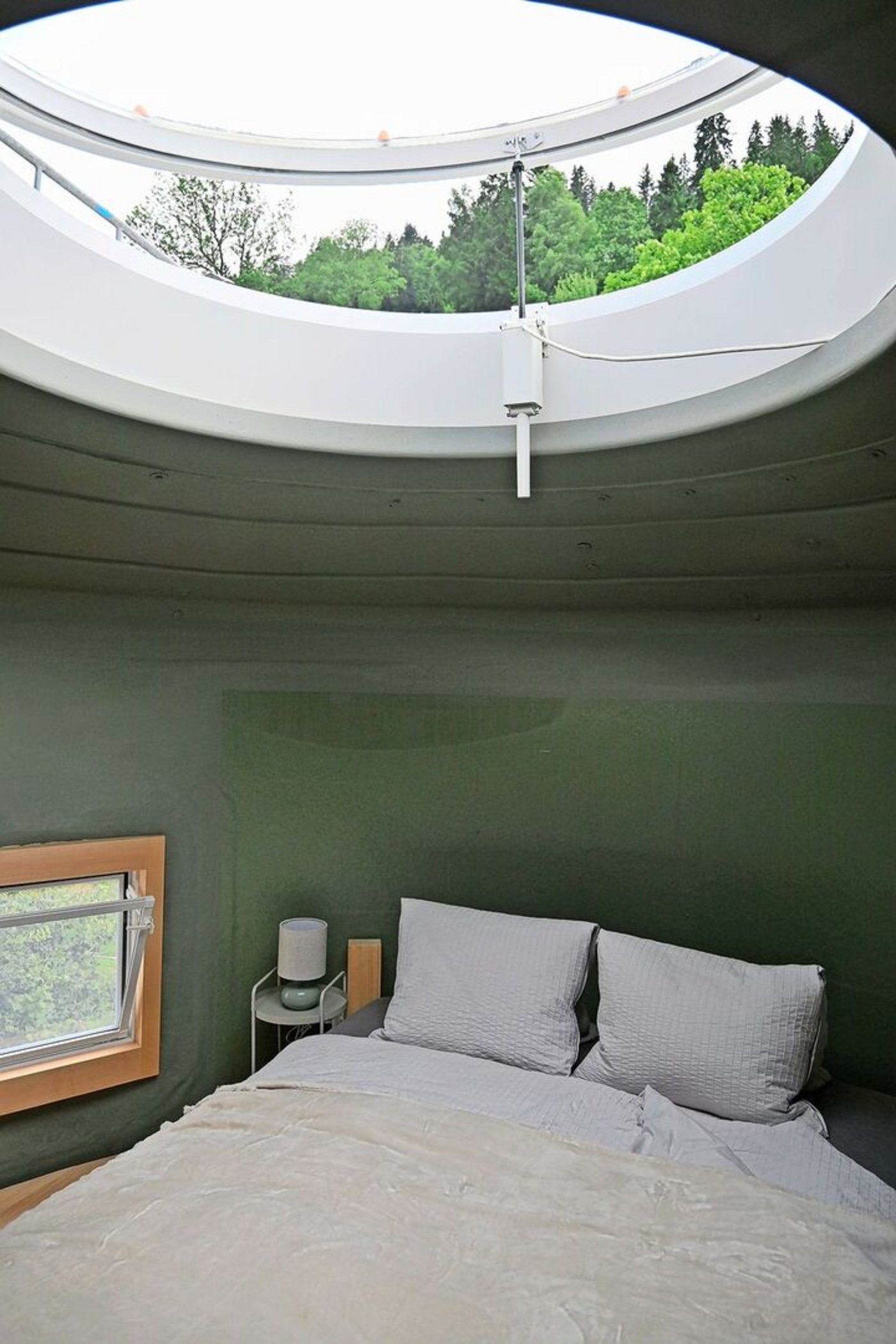 Doppelbett unter der Lichtkuppel. 