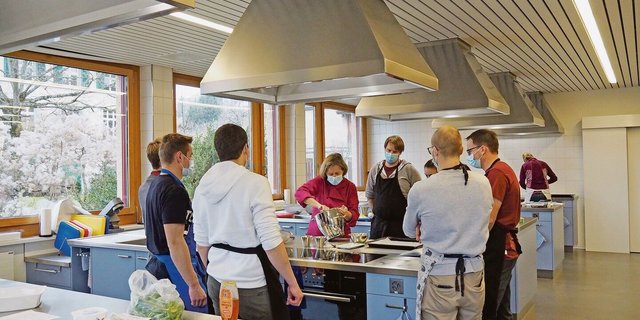 Die Teilnehmer(innen) des Moduls «Hauswirtschaft auf dem Landwirtschaftsbetrieb» am Strickhof sind laut Kursleiterin Manuela Bamert top motiviert.