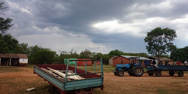 Dunkle Wolken ziehen übers Land. Die negative Lesart: die wirtschaftlichen Aussichten in Sambia sind düster. Die positive Lesart: nach der sieben monatigen Trockenzeit naht der lang erwartete Regen, die Aussaat kann beginnen. (Bilder Markus Schär)