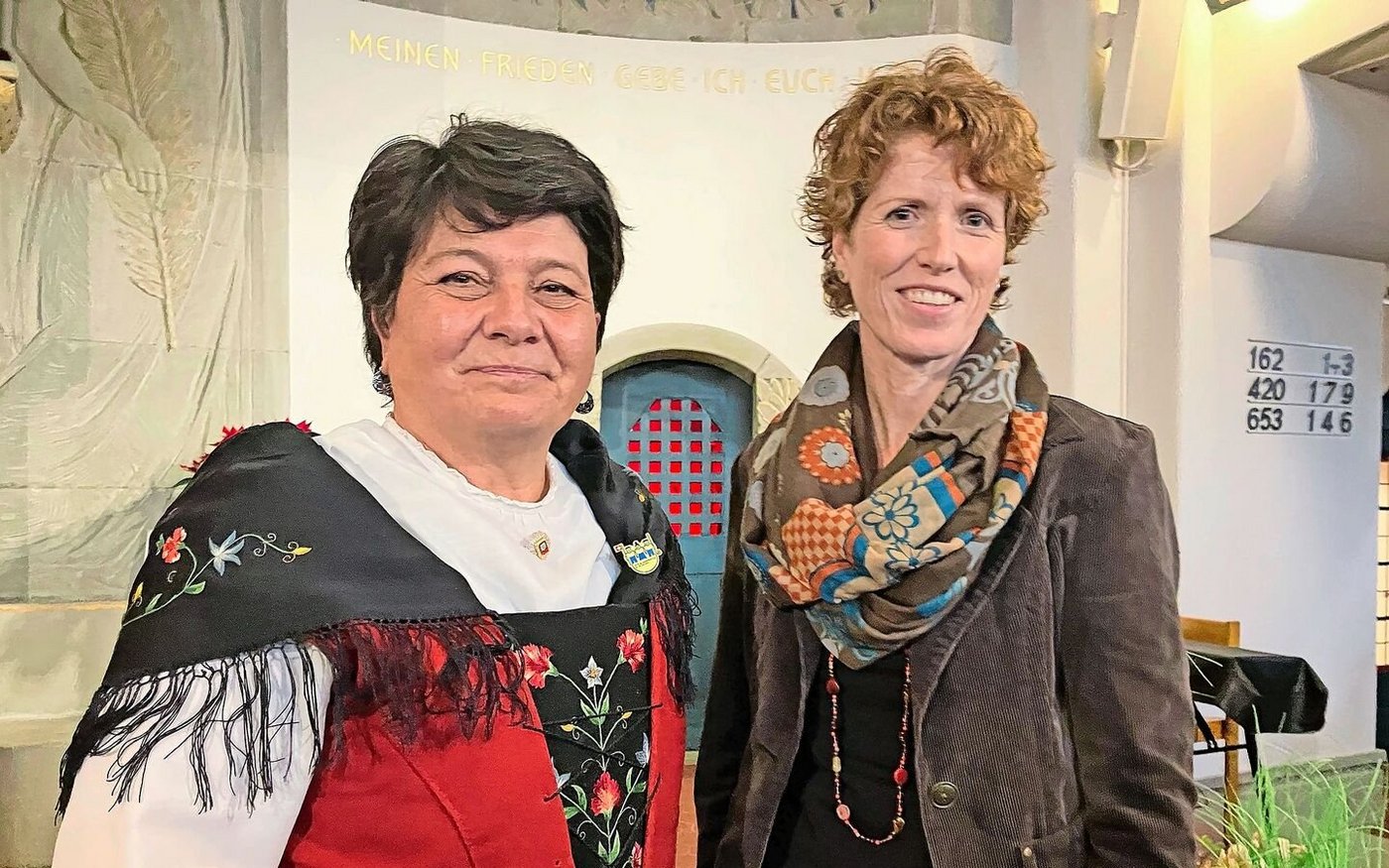 Karin Niederberger (links) mit Regula Böhi, Präsidentin des Thurgauer Landfrauenverbands am Landfrauentag in Weinfelden
