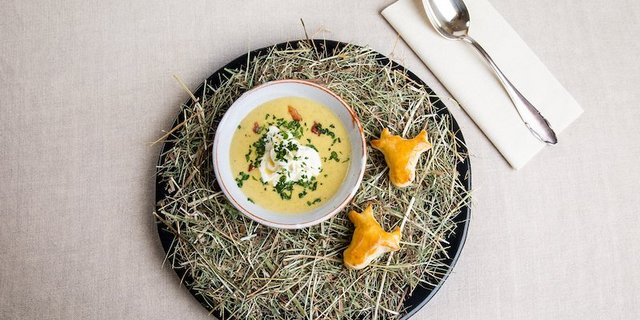 Zucchini-Paprika-Käse-Suppe. (Bild SRF/ Ueli Christoffel)