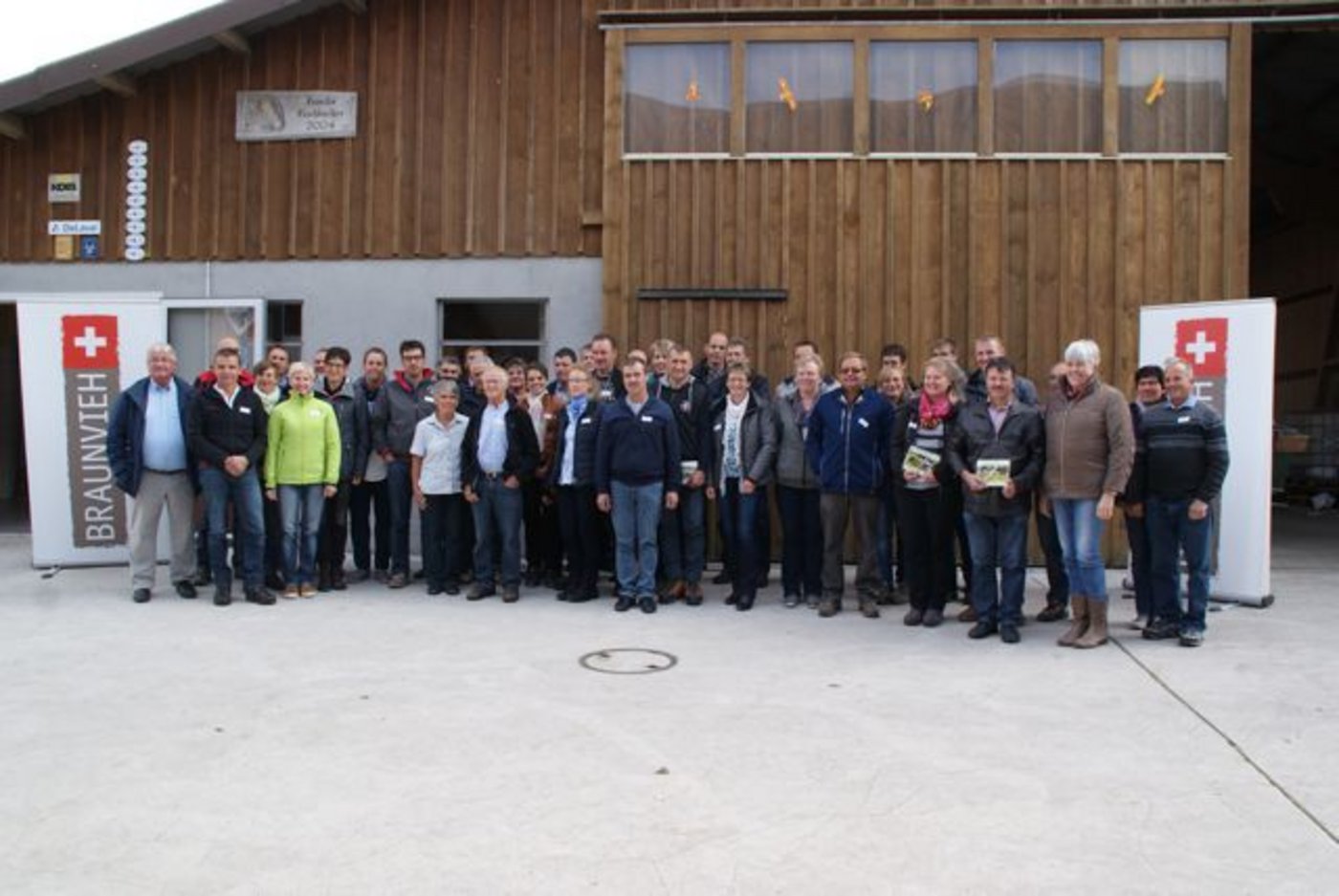 Alle Betriebsleiter die von Braunvieh Schweiz geehrt wurden. (Bild Michael Götz)