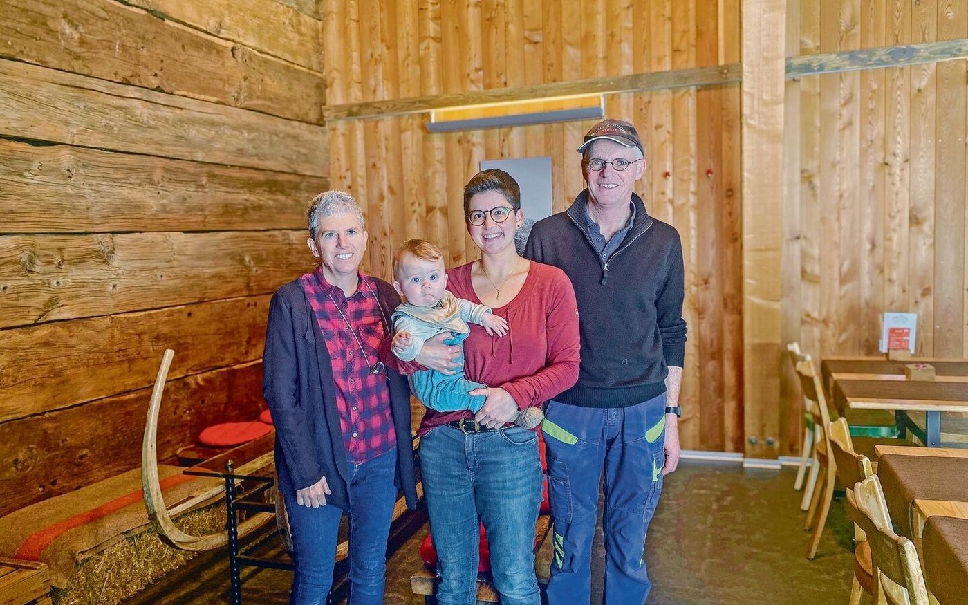 Die drei Betriebsleitenden: Carmen Hischier, Anina Ambauen mit Söhnchen Tim und Egon Hischier (v. l.). Seit Anfang Jahr ist Anina Ambauen Mitinhaberin. 