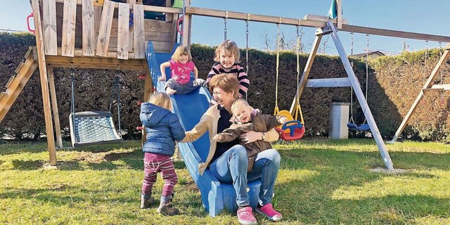 Anita Hodel hat mit den vier Kindern der Familie Müller im wahrsten Sinne alle Hände voll zu tun. Die Kinder geniessen die Aufmerksamkeit der Agrihome-Mitarbeiterin.