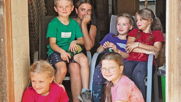 Milla hat ein Kinderlager auf dem Hof hinter sich. An Schlafen war nicht wirklich zu denken. 