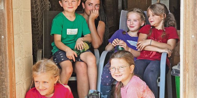 Milla hat ein Kinderlager auf dem Hof hinter sich. An Schlafen war nicht wirklich zu denken. 