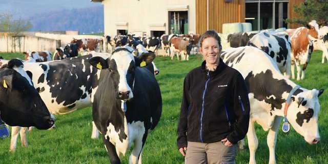 Sabrina Schlegel ist seit fünf Jahren Betriebsleiterin auf dem Grundhof im aargauischen Unterbözberg. Die Agronomin fand schon als Teenager das Rindvieh spannender als Pferde. (Bild Ruth Aerni)