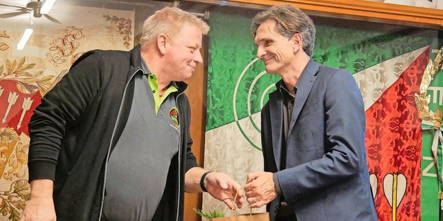 Rolf Kuhn (l.), Präsident Kommission Landtechnik Thurgau, bedankt sich bei Hartwig Stempfle, Chef Tiefbauamt, für sein Kommen und sein Referat. 