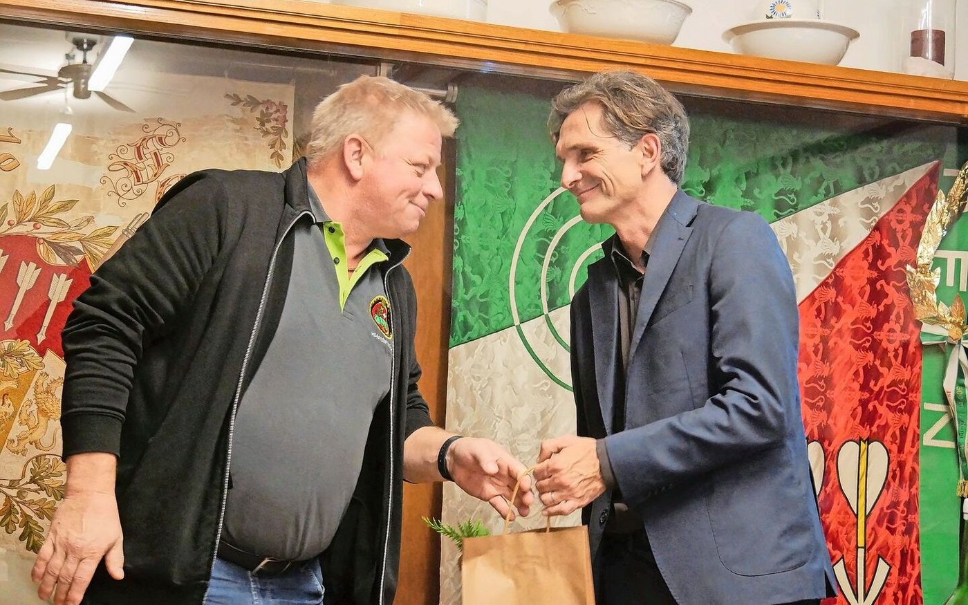 Rolf Kuhn (l.), Präsident Kommission Landtechnik Thurgau, bedankt sich bei Hartwig Stempfle, Chef Tiefbauamt, für sein Kommen und sein Referat. 