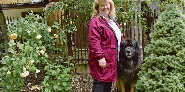 Susanne Strub setzt sich mit viel Engagement und Herzblut ein. Kraft dazu tankt sie in ihrem Garten und im Wald bei Spaziergängen mit Hund Urasgo.(Bild zVg)