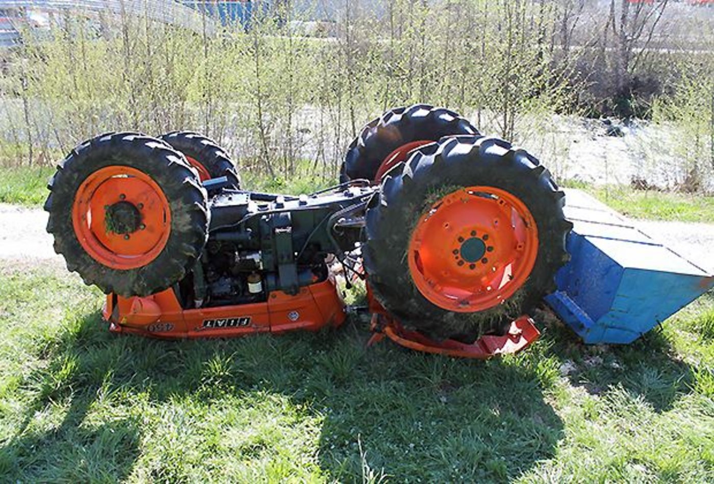 Ein grosser Sachschaden und eine verletzte Person, forderte der Unfall. (Bild Kapo AI)