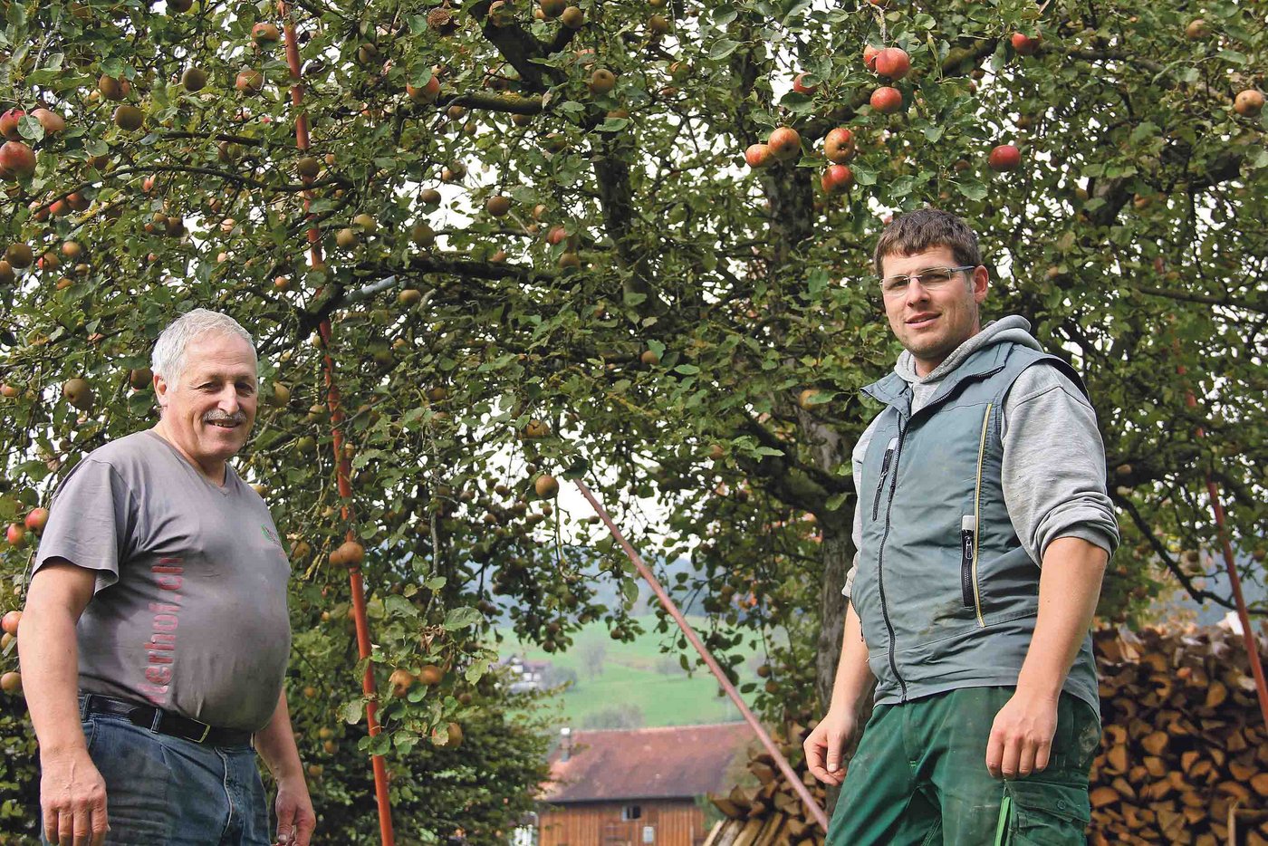 Walter Freund und sein Sohn Christian produzieren auf dem Heiterhof im St. Galler Rheintal bis zu 80'000 Liter Süssmost pro Jahr.  (Bild cap)