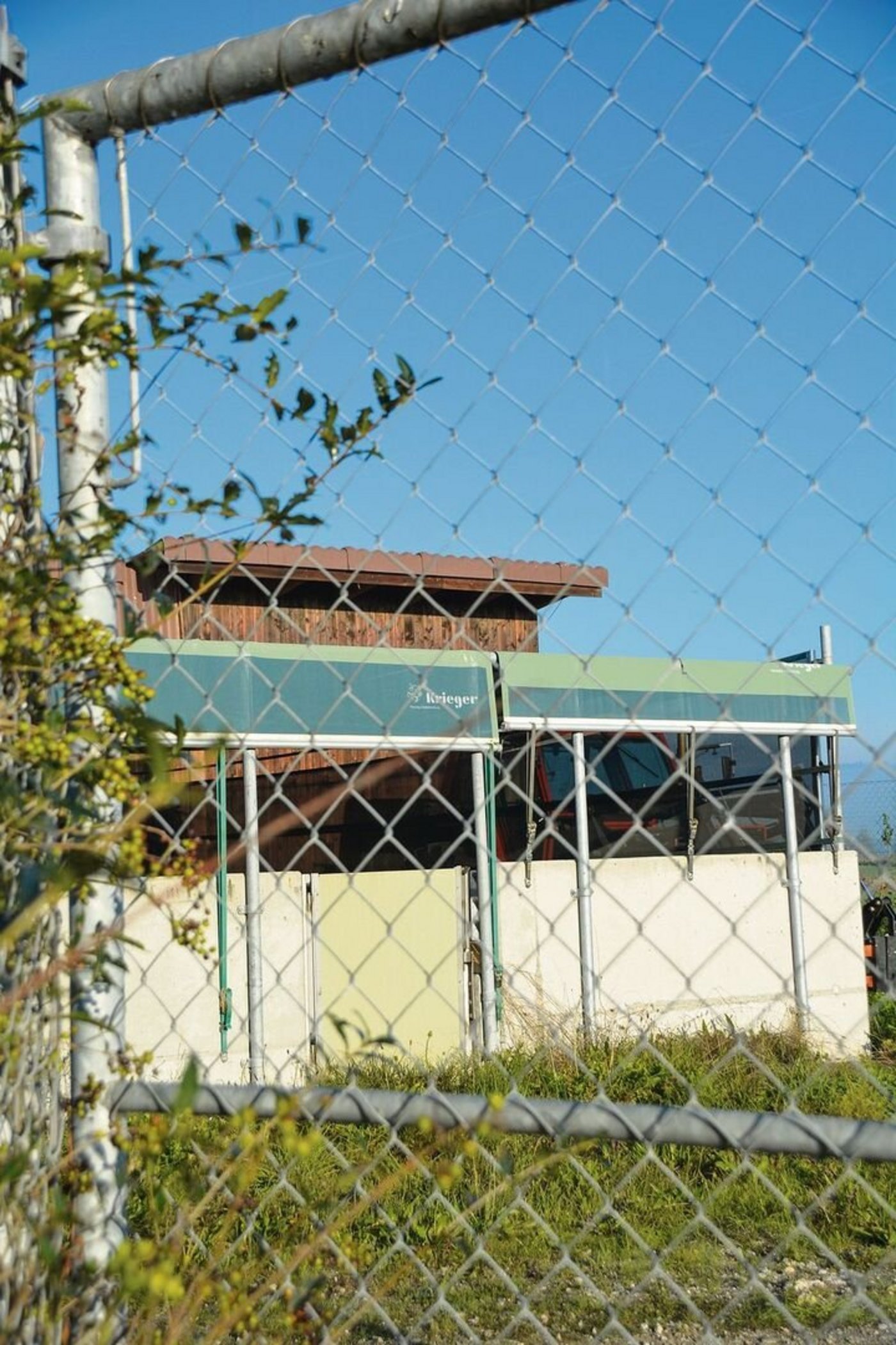 So können Schweinehalter(innen) der Einschleppung der ASP selber vorbeugen: Einzäunung des Betriebes.