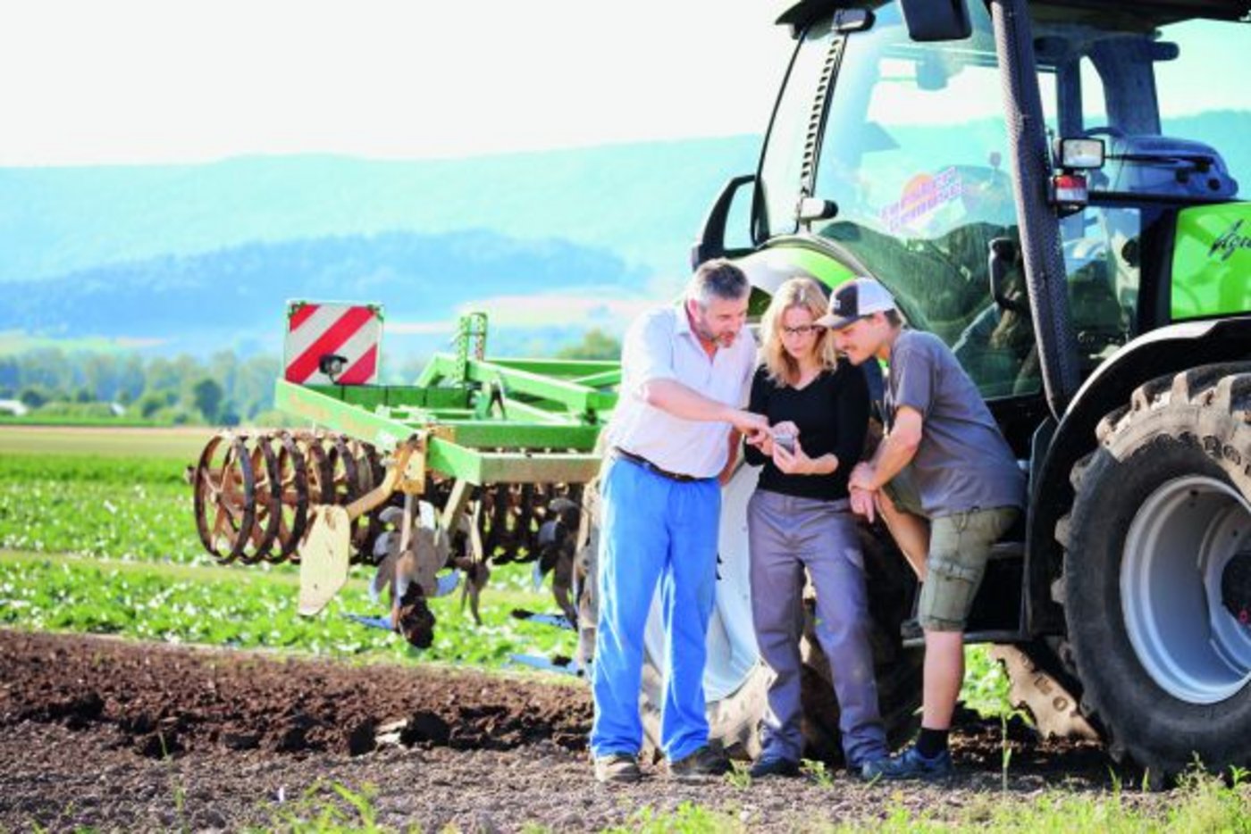 Maschinen lassen sich von überall mit Internetzugang mit dem Handy reservieren. Bei Bedarf auch direkt auf dem Feld. (Bilder zVg)
