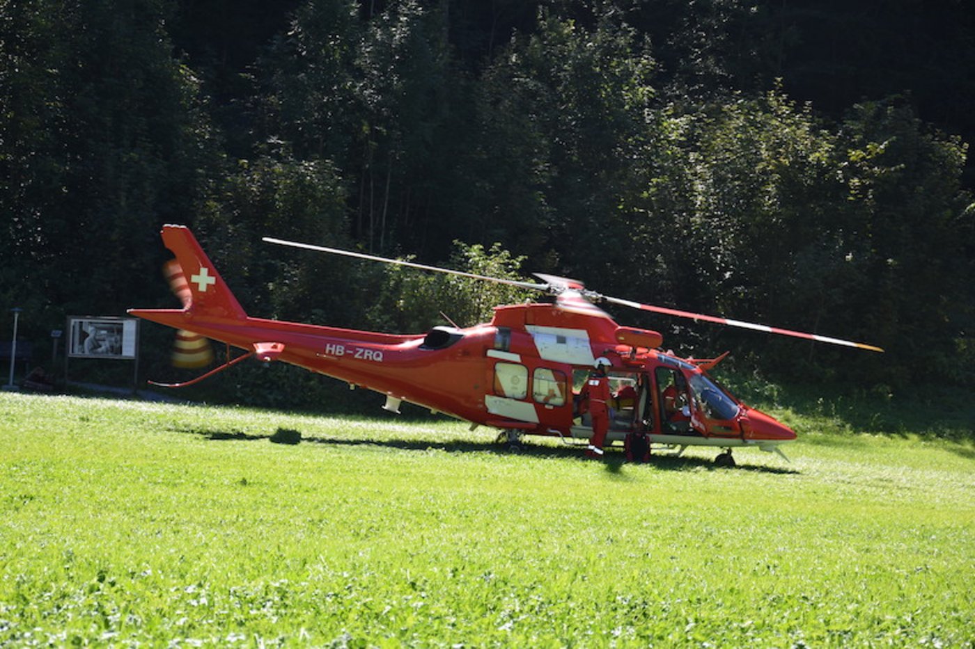 Während der Auktion landete die Rega. (Bilder Peter Fankhauser)