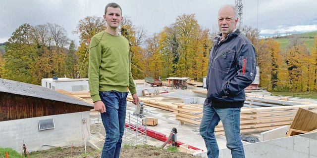 Vater Armin und Sohn Pascal Ambühl bei der Baustelle für die neue Milchviehhalle.