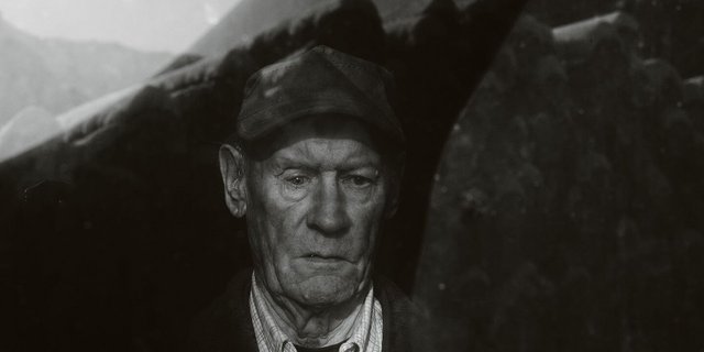 Sagi-Hans zwischen den Bergen, entlang der Emme, wenige Tage vor seinem 80. Geburtstag.