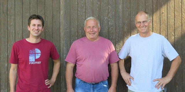 v. l. n. r.: Liebegg-Berater Christoph Beyeler, Mutterkuhhalter Urs Müller, Ackerbauer Martin Zumsteg. (Bild: Katharina Scheuner)