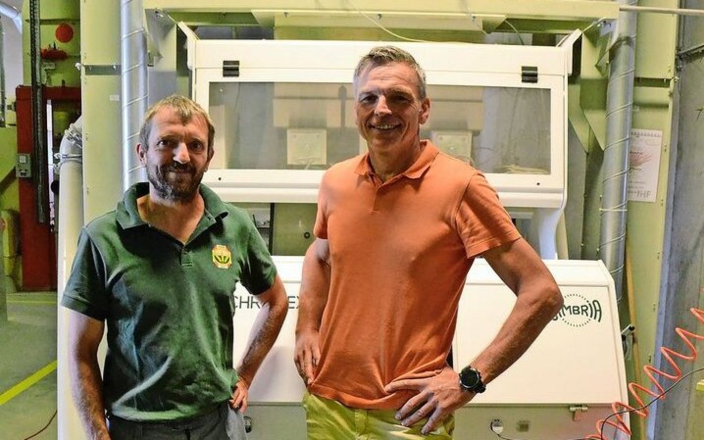 Betriebsleiter Martin Walter (links) und ASS-Dikretor Jacques Demierre vor dem optischen Farbausleser. 