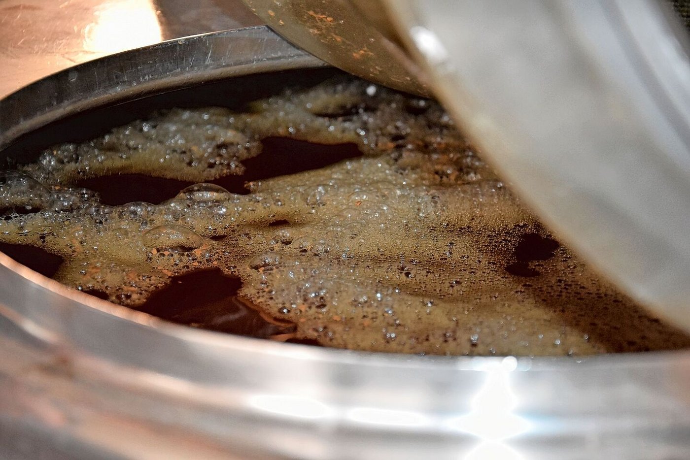 In beheizten Milchtanks reifen Komposttee und EM-Fermente.