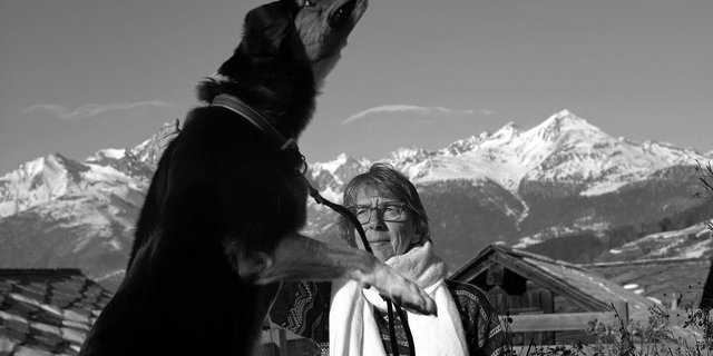 Sue mit ihrem Hund Pat in den Alpen, von denen sie als Kind träumte.