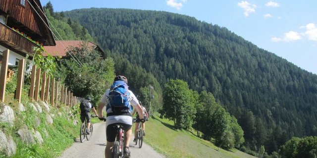 Schweiz Tourismus plant  diverse Marketingaktivitäten und Anlässe, um das Velofahren in den Alpen attraktiver zu machen. (Bild pxhere.com)