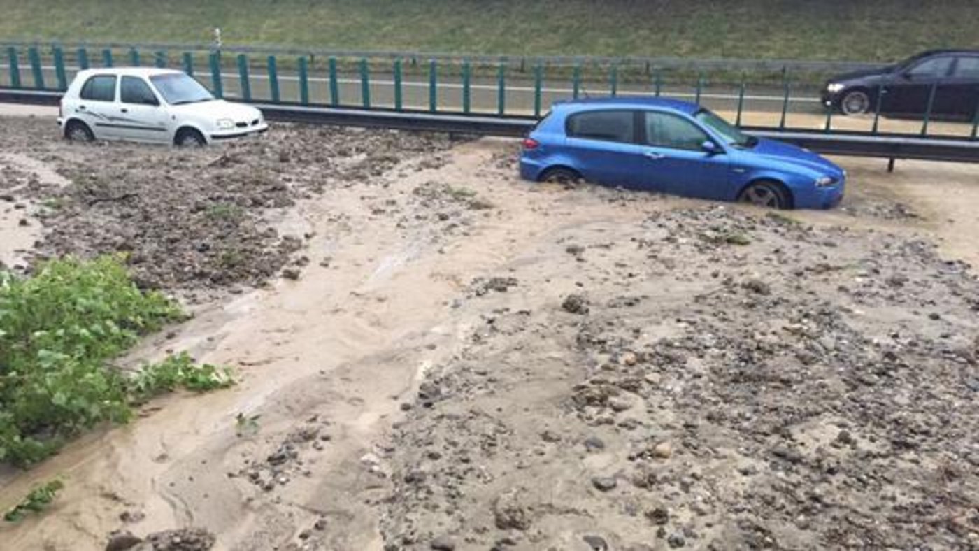 Regelmässig wird die A1 bei Wil bei Starkniederschlägen überflutet (hier ein Bild von Juni 2015).