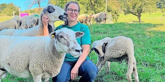Karoline Schweingruber beginnt den Arbeitstag mit einer Kontrollrunde bei den Schafen.