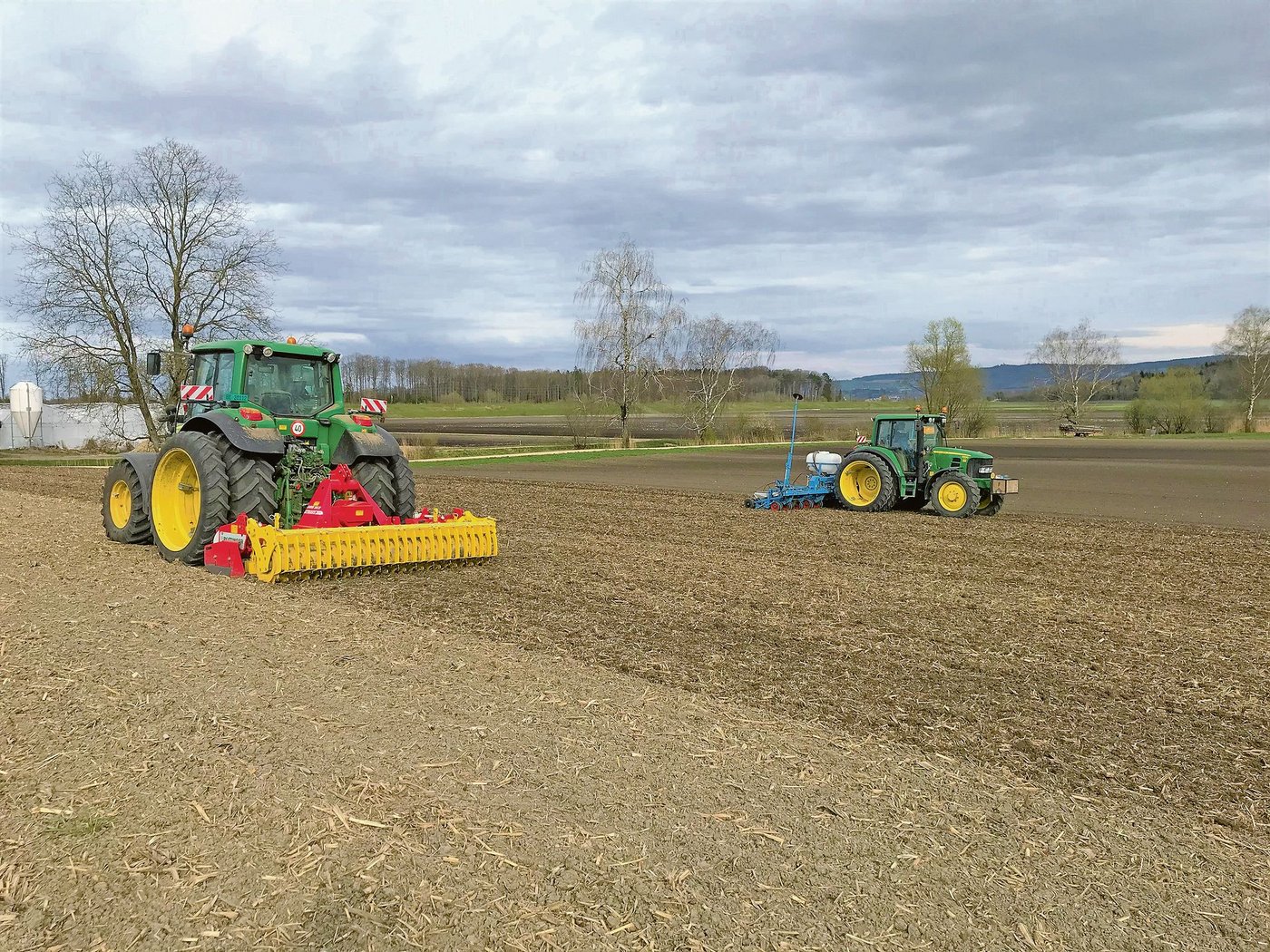 So sieht nachbarschaftliche Unterstützung aus: Nachdem Vater und Sohn Streit einen Grossteil ihrer Rüben durch den Frost verloren haben, hilft der Nachbar beim erneuten Ansäen. (Bild Lukas Streit)